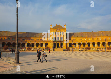 Sevilla, Spanien - November 18,2016: Blick auf die Plaza de Espana Komplex, erbaut 1929, ist ein riesiger Halbkreis mit einer Gesamtfläche von 50.000 Quadratmetern Stockfoto