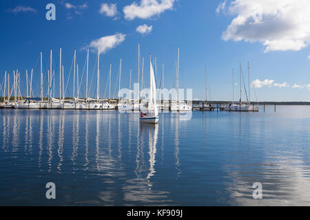 Rügen Island, Deutschland: September 27,2015: Weiße Yachten im Hafen auf Rügen Island. Rügen ist flächenmäßig die größte Insel Deutschlands. Es befindet sich in Stockfoto