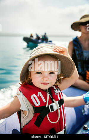 Galapagos, Ecuador, ein junges Mädchen auf dem Boot, wie es betritt Elisabeth Bay Stockfoto