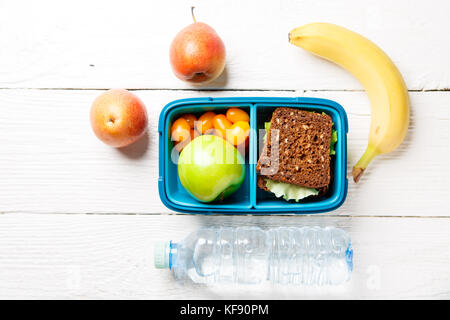 Bild von sporting gesunden Snack in Lunchbox Stockfoto