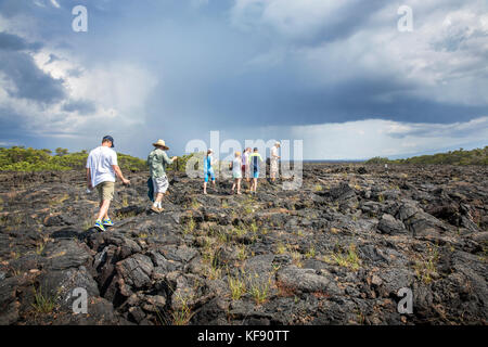 Galapagos, Ecuador, Personen erkunden rund um Punta Moreno auf der Insel Isabela Stockfoto