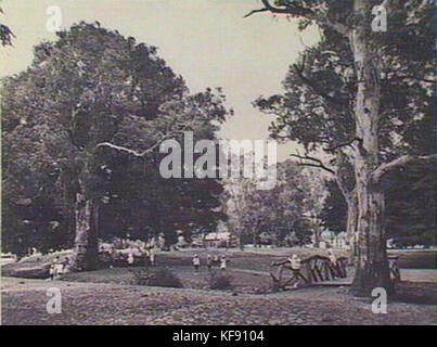 Dieses Foto aus dem Jahr 1930 zeigt Kinder, die im Hazelwood Park spielen und einen Moment der Freizeit und der Aktivität der Kindheit in einem Park aus dem frühen 20. Jahrhundert festhalten. Stockfoto