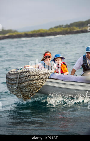 Galapagos, Ecuador, Personen mit Kopf in Punta Moreno auf einem schäbigen Boot von m/c Ocean Spray Stockfoto