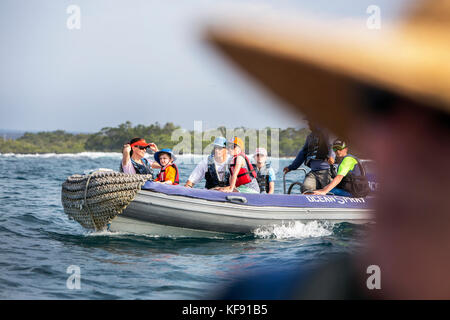 Galapagos, Ecuador, Personen mit Kopf in Punta Moreno auf einem schäbigen Boot von m/c Ocean Spray Stockfoto