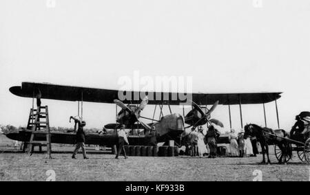 Die Vickers Vimy, ein früheres britisches Doppeldecker aus dem Jahr 1919, wurde neben Treibstofftanks auf einem Flugplatz aufgestellt und zeigt die frühe Luftfahrt- und Flugzeugtechnik der damaligen Zeit. Stockfoto