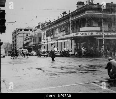 1 126911 Polizeioffizier, der Richtung des Verkehrs auf der George Street, Brisbane, 1950 Stockfoto