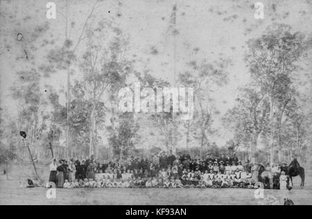 Dieses Gruppenfoto aus dem Jahr 1902 zeigt die Schüler und Mitarbeiter der Alberton State School. Das Bild dient als historische Aufzeichnung der Bildungsgemeinde in Alberton während des frühen 20. Jahrhunderts. Stockfoto
