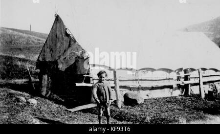 Dieses Foto aus dem Jahr 1929 zeigt ein Zelt in einem Eisenbahnlager entlang der Kyogle Line in Queensland, Australien. Sie bietet einen Einblick in die Arbeitsbedingungen und die vorübergehende Unterbringung der Eisenbahnarbeiter im frühen 20. Jahrhundert. Stockfoto