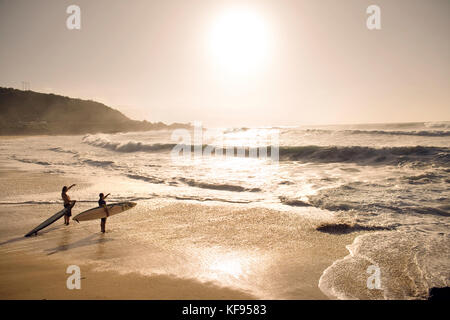 Usa, Hawaii, Oahu, Surfer am Strand bereiten das Wasser, Waimea Bay eingeben Stockfoto