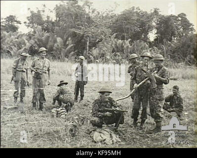 Dieses Bild zeigt Mitglieder der Royal Australian Air Force (RAAF) Bodencrew auf der Suche nach Souvenirs und bietet einen Einblick in das Leben des Militärs während der Friedenszeit. Stockfoto