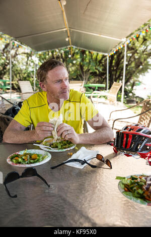 Usa, Hawaii, Big Island, Mountainbiker gönnen Sie sich eine Pause und essen Sie zu Mittag im da Fish House Mittagessen Wagen in Kawaihae Stockfoto