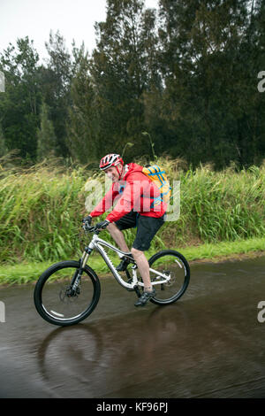 Usa, Hawaii, Big Island, Journalist Daniel duane Mountainbikes, Schlamm Lane von der Straße 19 Straße zu 240 Stockfoto