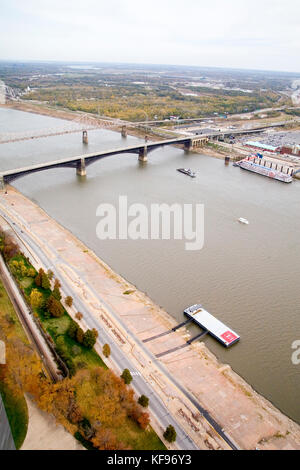 St. Louis Missouri mo Usa, der Blick von der Gateway Arch Observation Deck-northeast Mississippi River zu Illinois, Eads Bridge, der laclede Landung, Stockfoto