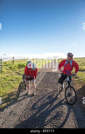 Usa, Hawaii, Big Island, Journalist Daniel Duane und Küchenchef Seamus mullens Bereit für Mountainbike auf Mana Straße an der Basis der kiluea Vulkan Stockfoto