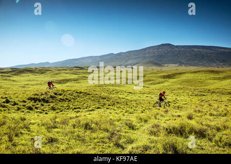 Usa, Hawaii, Big Island, Journalist Daniel Duane und Küchenchef Seamus mullens Mountainbike auf Mana Straße an der Basis der kiluea Vulkan Stockfoto