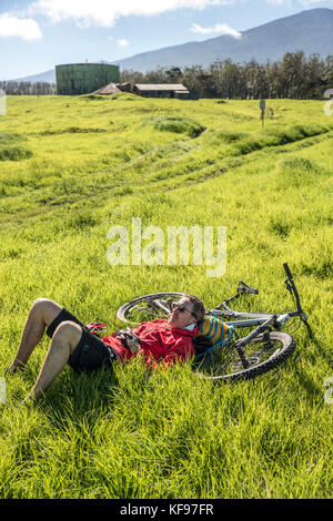 Usa, Hawaii, Big Island, Journalist Daniel Duane nimmt nach einem Mountainbiketour auf Mana Straße an der Basis der kiluea Vulkan Stockfoto
