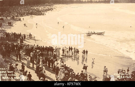Eine historische Szene, in der ein Surfboot Menschen am Manly Beach rettet und eine dramatische Rettung an einem beliebten australischen Strand festgehalten wird. Stockfoto