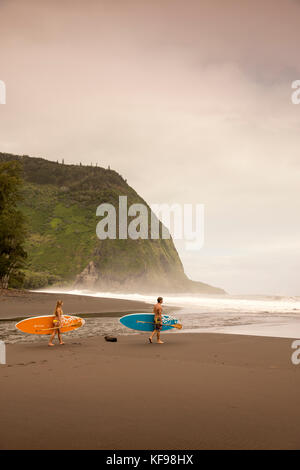 Usa, Hawaii, Big Island, Paddel Boarder donica und Abraham hanot im Waipio Tal Stockfoto