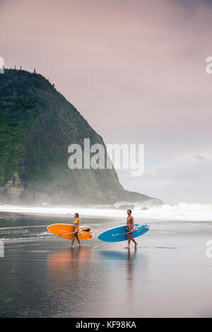 Usa, Hawaii, Big Island, Paddel Boarder donica und Abraham hanot im Waipio Tal Stockfoto