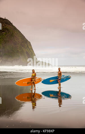 Usa, Hawaii, Big Island, Paddel Boarder donica und Abraham hanot im Waipio Tal Stockfoto