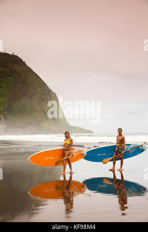 Usa, Hawaii, Big Island, Paddel Boarder donica und Abraham hanot im Waipio Tal Stockfoto