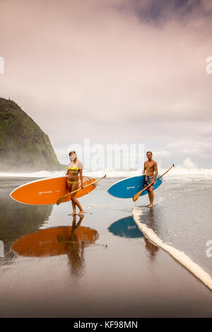 Usa, Hawaii, Big Island, Paddel Boarder donica und Abraham hanot im Waipio Tal Stockfoto