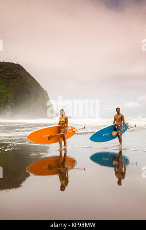 Usa, Hawaii, Big Island, Paddel Boarder donica und Abraham hanot im Waipio Tal Stockfoto