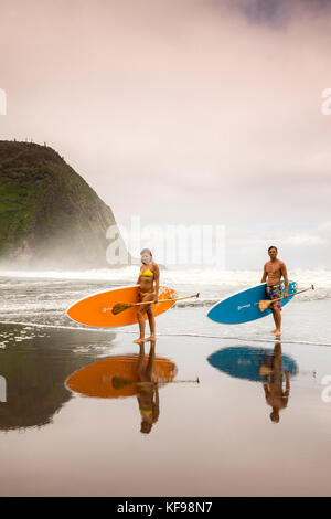 Usa, Hawaii, Big Island, Paddel Boarder donica und Abraham hanot im Waipio Tal Stockfoto