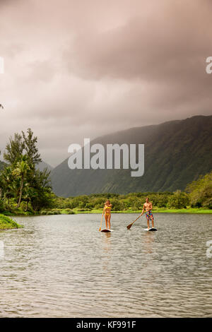 Usa, Hawaii, Big Island, Paddel Boarder donica und Abraham hanot im Waipio Tal Stockfoto