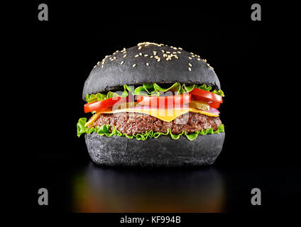 Schwarz Burger auf schwarzem Hintergrund isoliert. Stockfoto