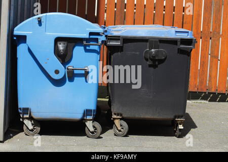 Blau reciyling Abfallbehälter für Altpapier Stockfoto