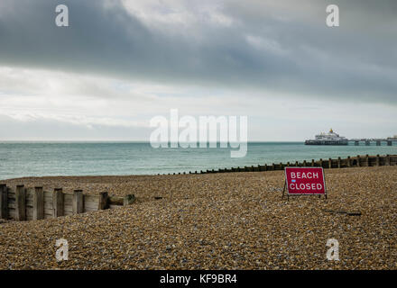 Strand geschlossen für Küstenschutz management auf Strand, Eastbourne Stockfoto