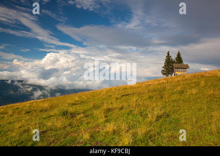 Herbstlandschaft in Karnischen apls nach starkem Regen in Österreich. Stockfoto