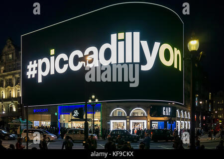 Die Piccadillyon Werbefenster auf der Piccadilly Circus in London West End ist die größte digitale LED 4K Bild in Europa. Stockfoto