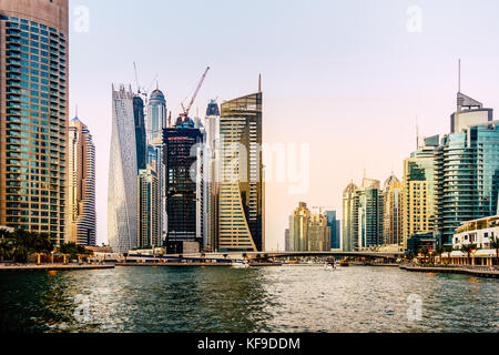 Malerischer Blick auf den Jachthafen von Dubai in den Vereinigten Arabischen Emiraten am Abend Stockfoto