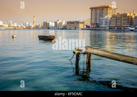 Blick auf den Dubai Creek und Deira Skyline Stockfoto