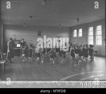 13771 acht Jahre alten Jungen und Mädchen im Kreis tanzen lernen Maroubra öffentliche Schule für die Lehrer Föderation Stockfoto