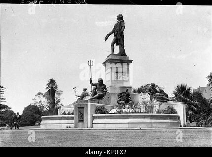 8681 Brunnen mit Statue von Gouverneur Kapitän Arthur Phillip am Eingang zum Botanischen Garten Stockfoto