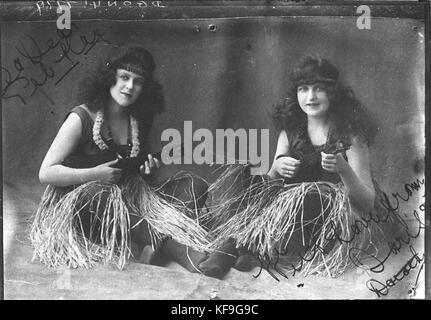8639 Grußkarte zwei Frauen in der hawaiischen Kleid mit ukeleles Nachricht mit Liebe von Doris Tochter Stockfoto