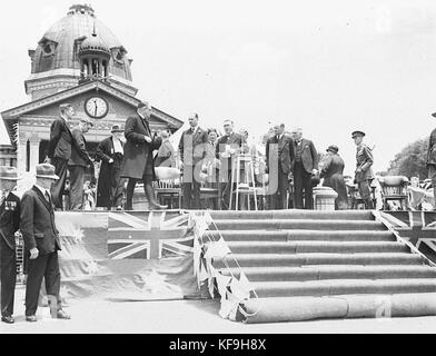 9638 erfüllt durch Mitglied des Klerus auf die Schritte des Court House Bathurst. Stockfoto