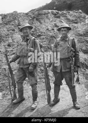 Private Giles und Private Wallace von der 32nd Bataillon nur nach Verlassen der vorderen Linie im Juli 1918 7/8 Stockfoto