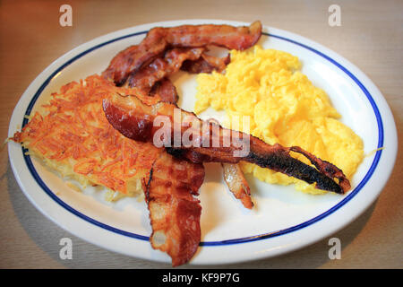 Frühstück. Speck und Eier mit hash brownsBreakfast. Speck und Eier mit Toast. Stockfoto