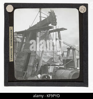 Das Bild ist eine Laterne, die eine Tangyes Ltd Atmospheric Beam Steam Pumping Engine zeigt, die um 1910 hergestellt wurde. Dieser dampfbetriebene Motor wurde in verschiedenen Industriezweigen zum Pumpen von Wasser eingesetzt. Stockfoto