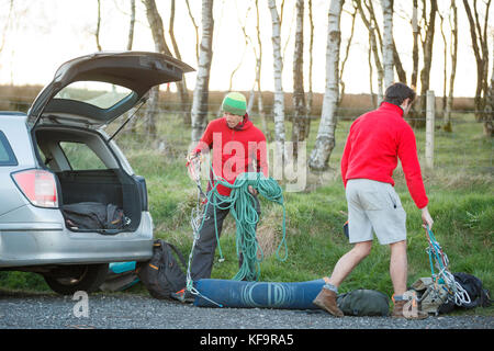 Tom Randall und Buster Martin organisieren Kletterausrüstung durch ein Auto in den Peak District Stockfoto