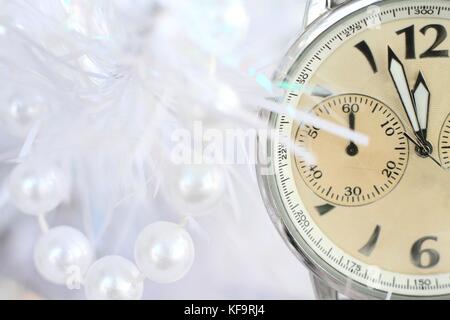 Bild von Silvester Feier mit einer Uhr, wenige Minuten vor Mitternacht Stockfoto