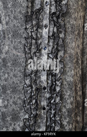 Schwarze und weiße Bluse mit Spitze und Rüschen Drucken Stockfoto