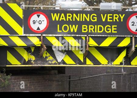 Die stuntney Road Bridge in Ely, Cambs, am 26. Oktober, die heute als die meisten Schmissen Brücke in Großbritannien aufgedeckt worden. Die meisten Schmissen Brücke in Großbritannien wurde Hit 113 Mal in den letzten acht Jahren, ist heute aufgedeckt wurde (Do.). stuntney Road Bridge in Ely, Cambridgeshire hat Die meisten Streiks hatte, nach neuen Informationen, die von Network Rail freigegeben. Die Bahn leidet fast 2.000 Brücke schlägt jedes Jahr kostet den Steuerzahler einige 23 Millionen £ in Schäden und Verzögerungen. Ende des Monats sieht einen Höhepunkt in die Zahl der Streiks und stieg auf fast 10 pro Tag. Stockfoto