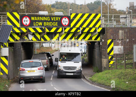 Die stuntney Road Bridge in Ely, Cambs, am 26. Oktober, die heute als die meisten Schmissen Brücke in Großbritannien aufgedeckt worden. Die meisten Schmissen Brücke in Großbritannien wurde Hit 113 Mal in den letzten acht Jahren, ist heute aufgedeckt wurde (Do.). stuntney Road Bridge in Ely, Cambridgeshire hat Die meisten Streiks hatte, nach neuen Informationen, die von Network Rail freigegeben. Die Bahn leidet fast 2.000 Brücke schlägt jedes Jahr kostet den Steuerzahler einige 23 Millionen £ in Schäden und Verzögerungen. Ende des Monats sieht einen Höhepunkt in die Zahl der Streiks und stieg auf fast 10 pro Tag. Stockfoto