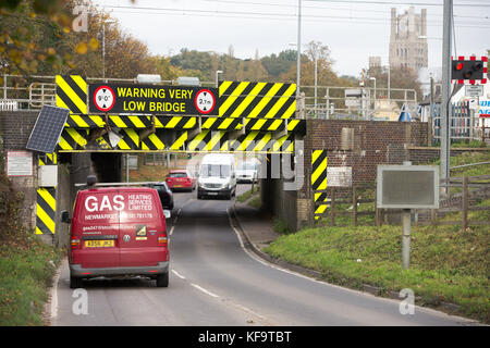 Die stuntney Road Bridge in Ely, Cambs, am 26. Oktober, die heute als die meisten Schmissen Brücke in Großbritannien aufgedeckt worden. Die meisten Schmissen Brücke in Großbritannien wurde Hit 113 Mal in den letzten acht Jahren, ist heute aufgedeckt wurde (Do.). stuntney Road Bridge in Ely, Cambridgeshire hat Die meisten Streiks hatte, nach neuen Informationen, die von Network Rail freigegeben. Die Bahn leidet fast 2.000 Brücke schlägt jedes Jahr kostet den Steuerzahler einige 23 Millionen £ in Schäden und Verzögerungen. Ende des Monats sieht einen Höhepunkt in die Zahl der Streiks und stieg auf fast 10 pro Tag. Stockfoto