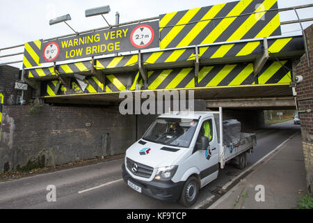 Die stuntney Road Bridge in Ely, Cambs, am 26. Oktober, die heute als die meisten Schmissen Brücke in Großbritannien aufgedeckt worden. Die meisten Schmissen Brücke in Großbritannien wurde Hit 113 Mal in den letzten acht Jahren, ist heute aufgedeckt wurde (Do.). stuntney Road Bridge in Ely, Cambridgeshire hat Die meisten Streiks hatte, nach neuen Informationen, die von Network Rail freigegeben. Die Bahn leidet fast 2.000 Brücke schlägt jedes Jahr kostet den Steuerzahler einige 23 Millionen £ in Schäden und Verzögerungen. Ende des Monats sieht einen Höhepunkt in die Zahl der Streiks und stieg auf fast 10 pro Tag. Stockfoto